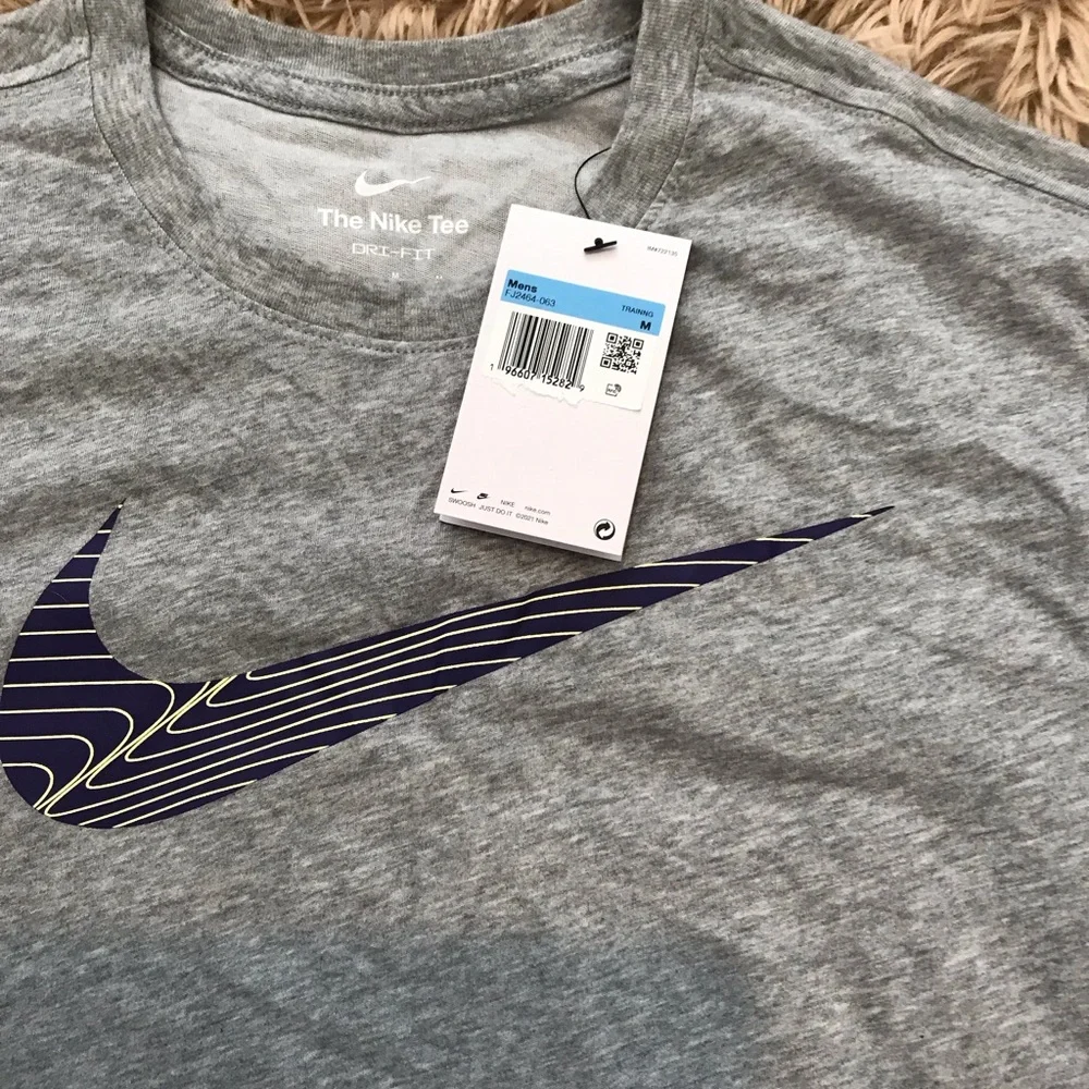 Nike Shirt - Picture 3 of 5